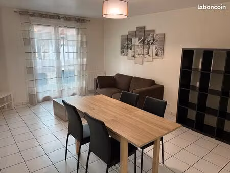 loue spacieux t2 de 54 m2  meublé  avec cave et place de parking sécurisée