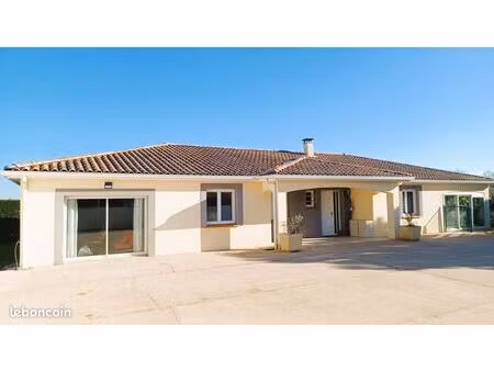 grande et belle maison contemporaine de plain pied avec grand jardin et superbe piscine