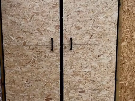 box de stockage (18m carré) dans bâtiment sécurisé + vidéosurveillance