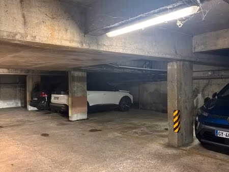 place de parking saint louis