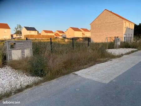 terrain 300 m² amillis