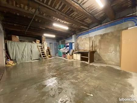 grand garage – stockage ou véhicules – pézenas