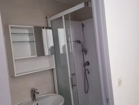 apparemment au rez-de-chaussée en plein bourg de lencloître