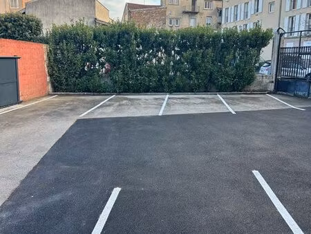 place de parking à louer dans cour fermée