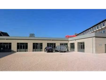 espace de bureau rénové à louer à la begijnhoflaan à gand.