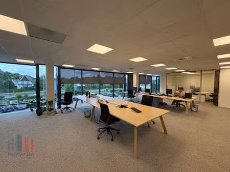826 m² de bureaux prêts à l'emploi proche de la sortie e4...