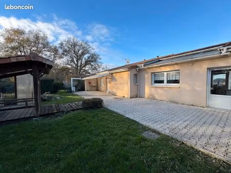 maison de plain-pied d'environ 140m2 avec double-garage sur un belle parcelle