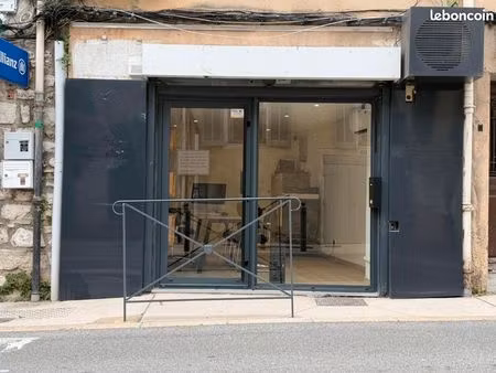 local commercial rénové de 16 63 m² avec vitrine