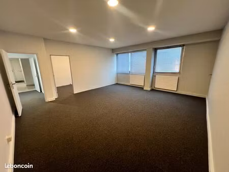 bureau en parfait état avec wc privatifs de 71m²