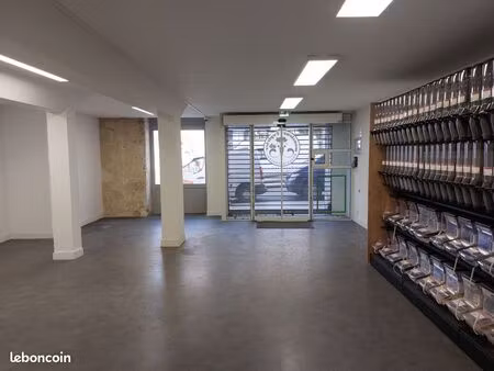 local commercial idéalement situé à lectoure avec porte vitrée automatique