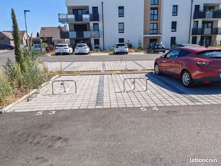 parking extérieur - 4 emplacements disponible