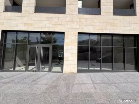 local commercial 151 m²