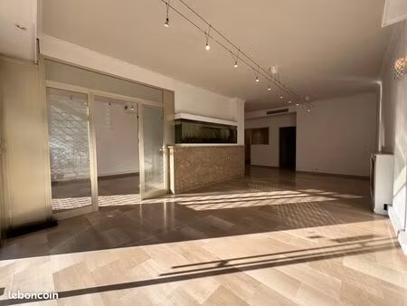 local commercial avec vitrines - le cannet