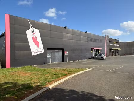 local commercial environ 1000 m2 divisible à louer