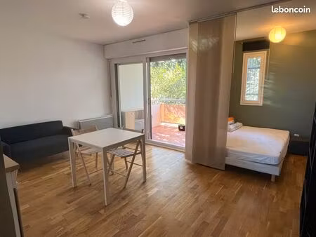 jolie studio de 26 m² avec balcon & parking – plan des 4 seigneurs (rare)