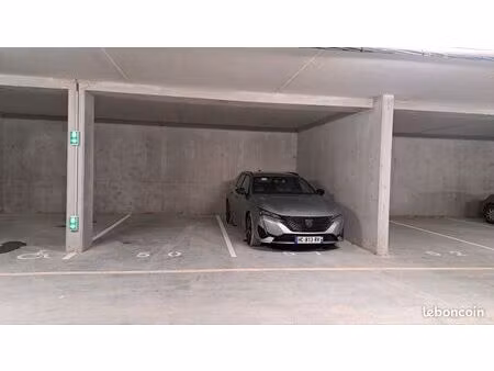 grande place (13 5 m2) de parking souterrain dans résidence protégée