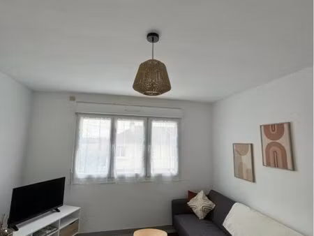 maison meublée rénovée - deux chambres / sous sol