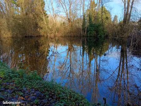 vend terrain avec pièce d eau