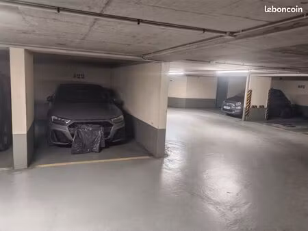 place de parking au 4eme sous sol avec entrée et sortie avec bip et ascenseur