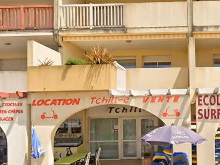 murs commerciaux face à la plage