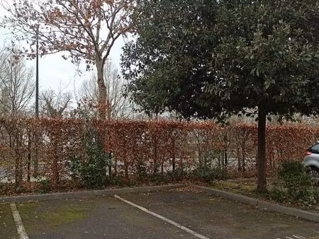 place de parking extérieure / résidence le champollion à carquefou