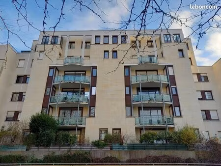 appartement de 97 m2  avec 5 pièces  dans une résidence de standing  proche rer  commerces