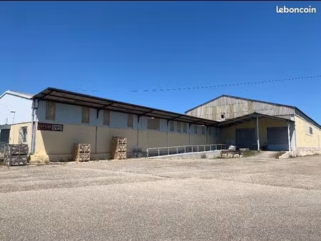 vend hangar 2000m2 sur terrain constructible en r+2