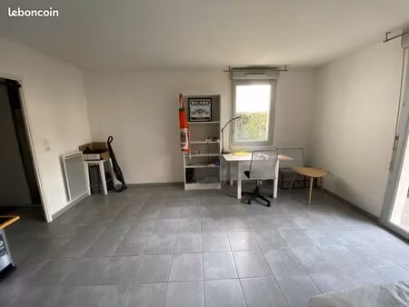 grand studio avec parking à proximité du métro patte d’oie