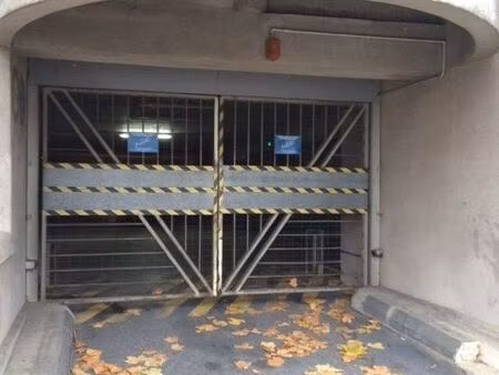 lot de boxes dans parking sécurisé