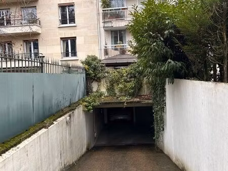 box de parking fermé (angle bineau/inkermann