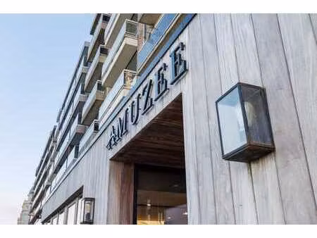 local commercial unique sur la digue de zeebruges avec vu...