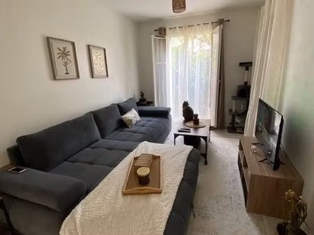 studio meublé lumineux sur jardinet privé