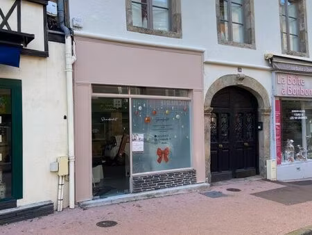 à louer sur rue très commerçante