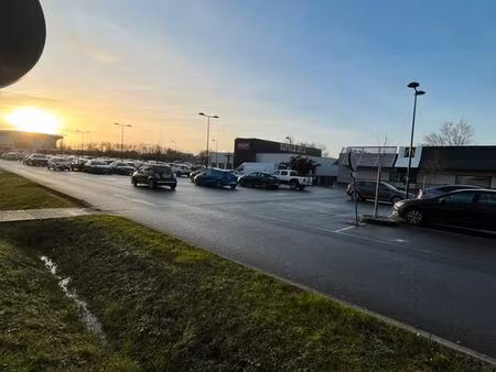 bail commercial magasin 100-150m2 sdv zone commerciale très attractive