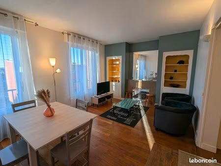 appartement 61 m² habitables  2 chambres  parking  cave  à deux minutes à pied du centre-v