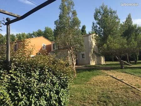 joli grand t2 terrasse 52m2 pays d'aix village provençal dans résidence avec piscine