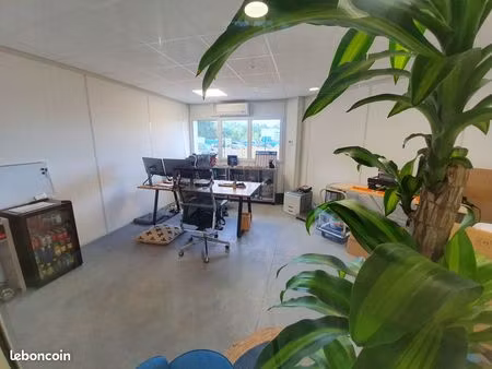 bureau de 23 m2 avec salle de réunion et parking