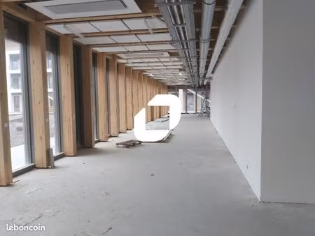 bureau 4 981 m²