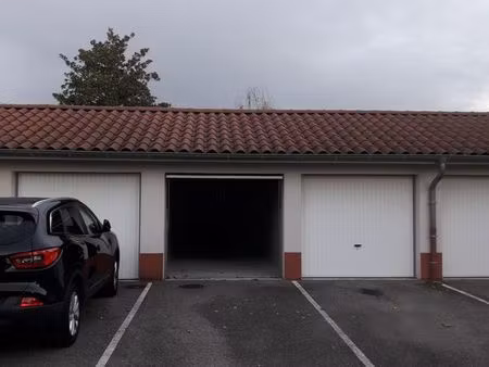 garage fermé + place stationnement