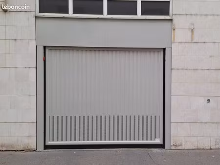 vend box proximité immédiate de jean macé