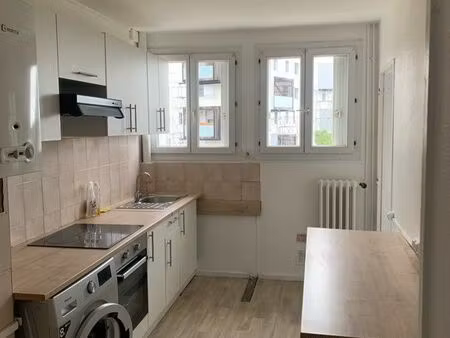 location t5 avec balcon à muret 31600