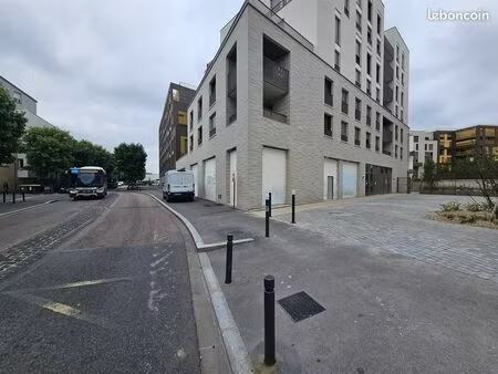 boutique 864 m² montreuil