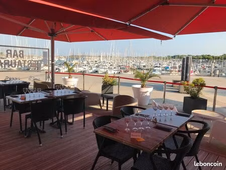 bar restaurant sur port de plaisance