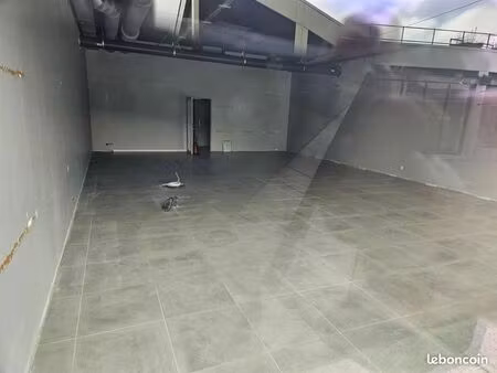 boutique 188 m² romainville