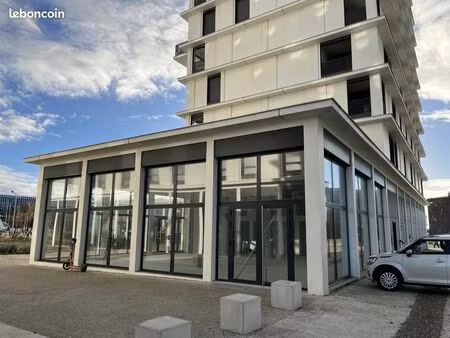 local commercial 179 m²