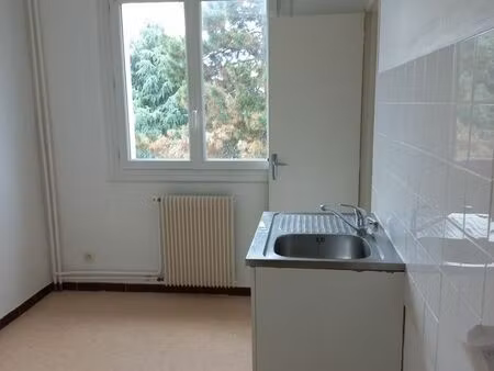 appartement t2 traversant 46m² + cave + garage - travaux ite payés - zone 8 mai - non occu