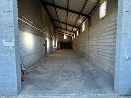 entrepôt 115 m²