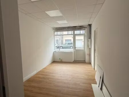 local commercial refait à neuf (avec vitrine) - axe très passant - pau