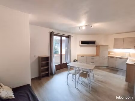 loue t2 meublé 32m2 + balcon + 2 places de parking