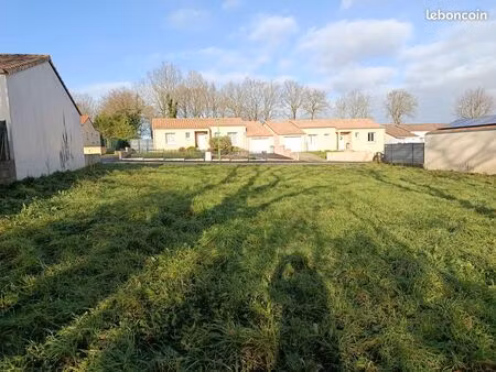 terrain : 732 m²  viabilisé  à 10 mn de la roche/yon